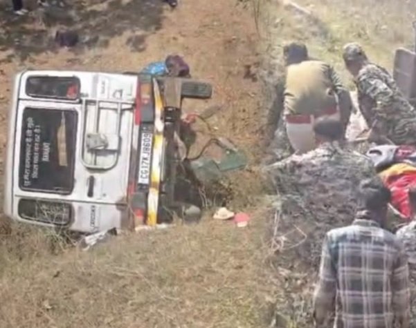 CG Accident News : आउट ऑफ कंट्रोल होकर सड़क किनारे पलटी कार, महिला समेत 2 लोगों की मौके पर हुई मौत