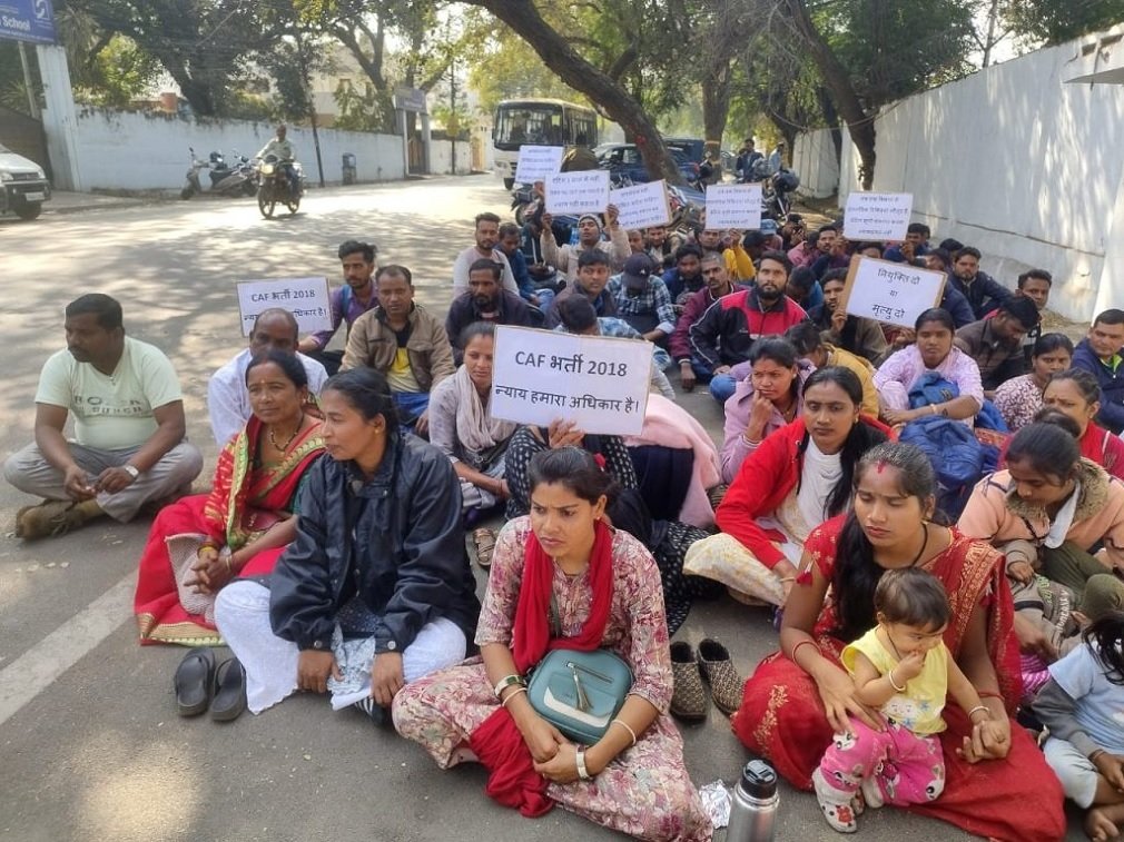 CG NEWS : CAF भर्ती की वेटिंग लिस्ट क्लियर करने की मांग, अभ्यर्थियों ने गृहमंत्री के बंगले के बाहर किया धरना