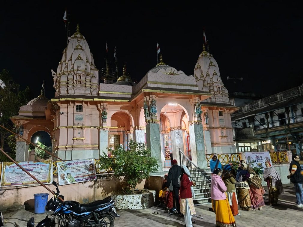 Burhanpur News : बुरहानपुर में कड़ाके की ठंड: मंदिरों में भगवान को ओढ़ाए जा रहे शॉल-कंबल, भक्तों ने सेवा को बताया सच्ची भक्ति