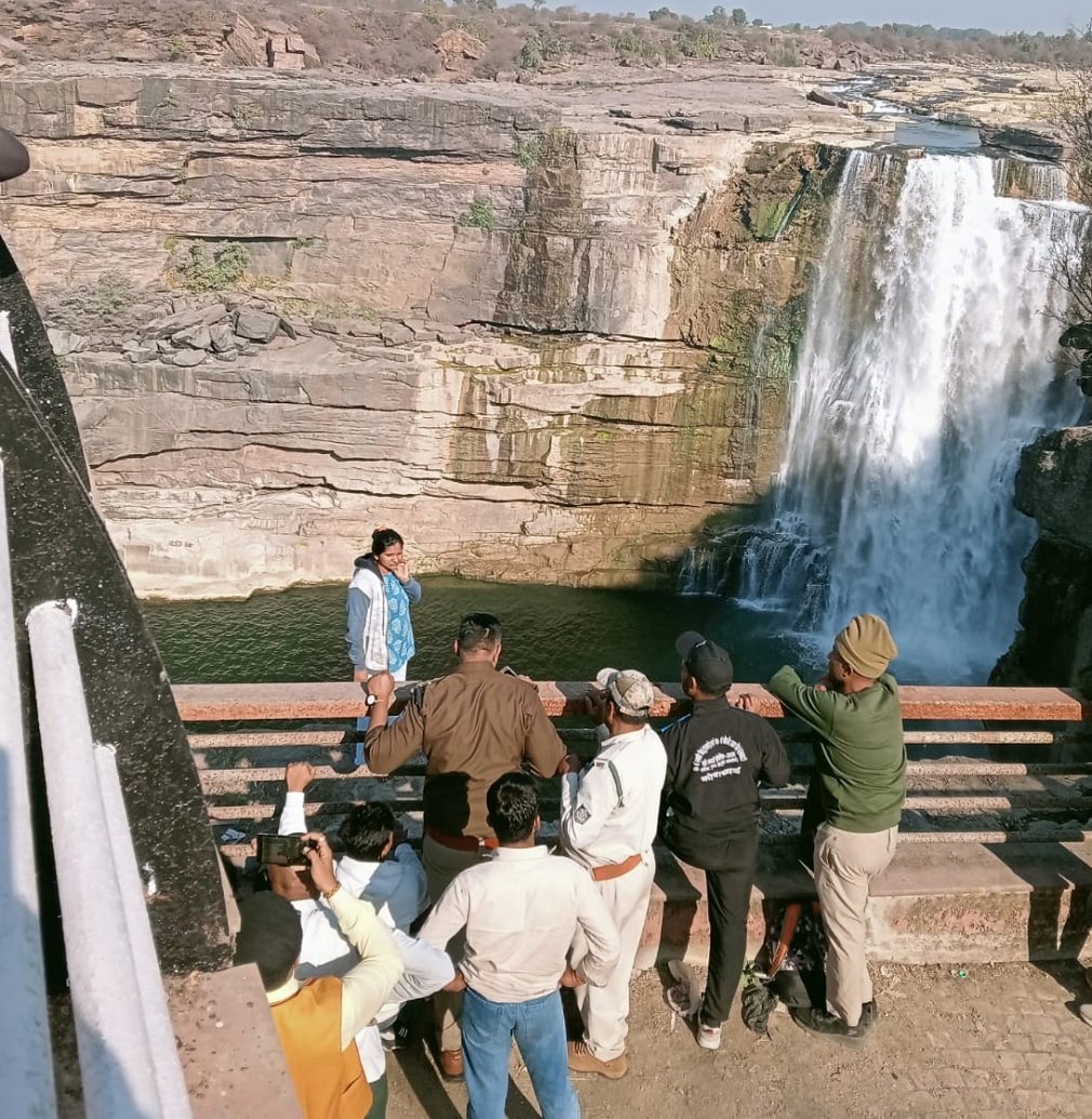 rewa news : रीवा के पूर्वा फॉल में हाई-वोल्टेज ड्रामा, शादी से नाराज युवती कूदने पहुंची फॉल, सेमरिया पुलिस ने 2.5 घंटे की मशक्कत के बाद बचाई जान