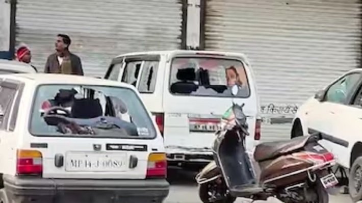 ujjain News : तराना में फिर भड़की हिंसा: घरों पर पथराव, बस फूंकी, इलाके में भारी पुलिस तैनाती