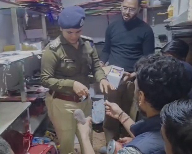 KATNI NEWS: राहुल बाग में बच्चे के गले में फंसा मांझा, घायल होने के बाद प्रशासन अलर्ट, पतंग दुकानों पर छापेमारी