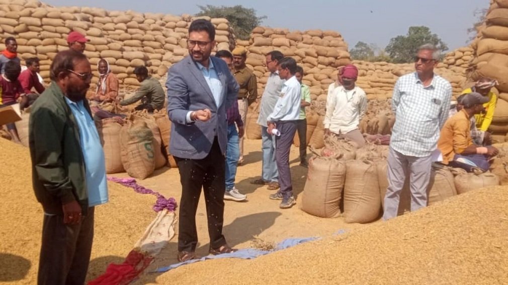 CG NEWS : धान खरीदी में अनियमितता पर सख्ती, कलेक्टर ने समिति प्रबंधक को निलंबित कर एफआईआर के दिए निर्देश