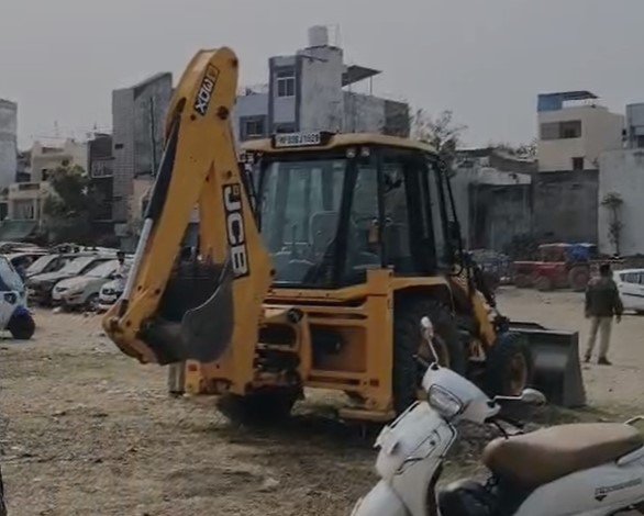Indore News : कोर्ट आदेश की अवहेलना पर सख्ती: प्रशासन ने जब्त की 10 जेसीबी, ट्रैक्टर-ट्रॉली