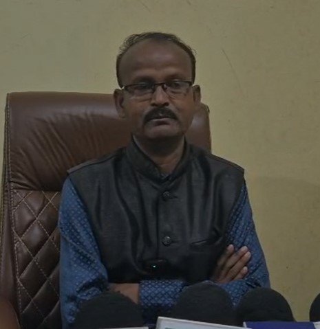 CG NEWS : कृषि विभाग ने लापरवाह आईओ लकेश सेठिया के दो माह का रोका वेतन, किसानों से दूरी, कार्यक्षेत्र से गायब, रील व खेल में व्यस्त रहने के आरोप