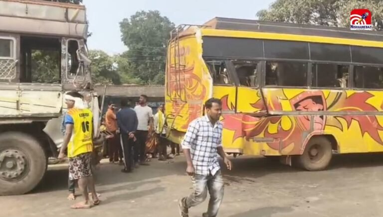 C.G Accident : बालोद में बड़ा सड़क हादसा! खड़ी बस को ट्रक ने मारी टक्कर, 4 घायल, चालक फरार