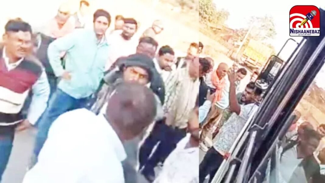 SECL Employee Attacked : सूरजपुर में बेखौफ गुंडे : SECL कर्मचारियों से भरी बस रोककर मचाया उत्पात, कर्मचारी को बस के अंदर पीटा