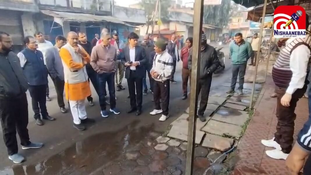 Indore Water Crisis Investigation : जांच के लिए गलियों में उतरे ACS संजय दुबे; सप्लाई व्यवस्था परखी, पर नलों से पानी भरने में अब भी डर रहे लोग
