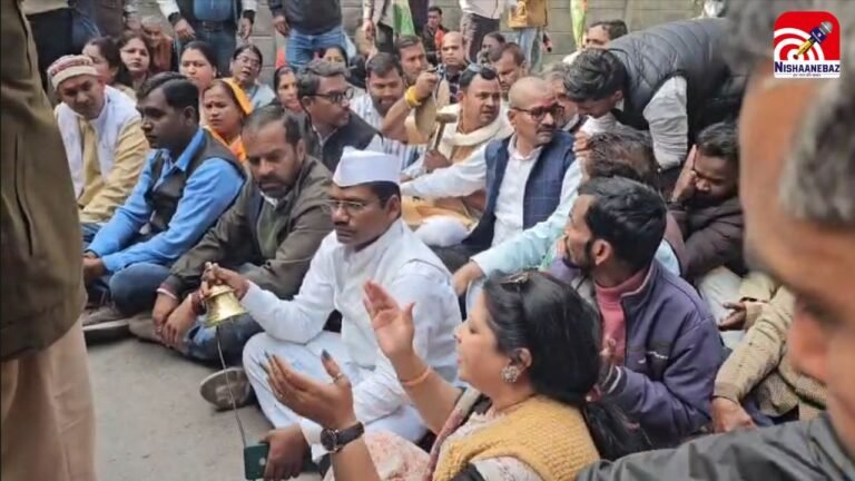 Rewa Congress Protest : रीवा में कांग्रेस का ‘घंटा बजाओ’ प्रदर्शन : इंदौर में दूषित पानी से मौतों पर सांसद के घर हंगामा; कैलाश विजयवर्गीय के बयान पर जताया रोष