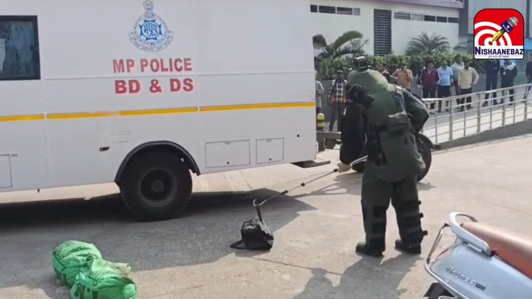 Republic Day 2026 Security : गणतंत्र दिवस पर इंदौर में ‘हाई अलर्ट’: सरवटे बस स्टैंड पर बम डिस्पोजल और डॉग स्क्वॉड की सघन चेकिंग