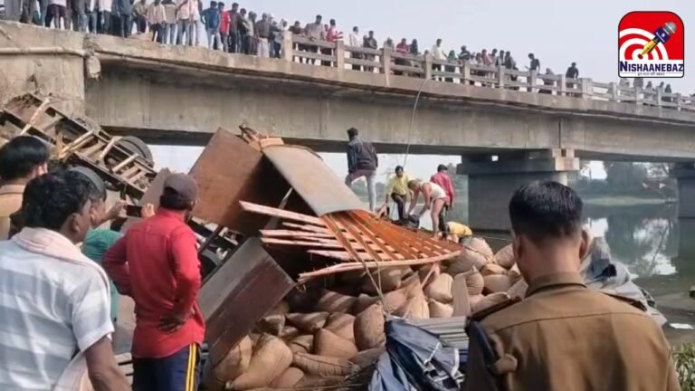 Deb River Truck Crash : बड़वानी में बड़ा हादसा: डेब नदी में गिरा सुपारी से भरा ट्रक, केबिन में फंसे चालक को निकालने की जंग