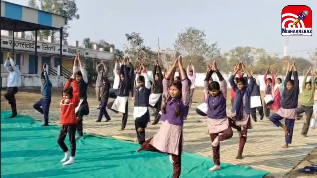 Shajapur Surya Namaskar 2026 : शाजापुर में योग की गूंज: शहीद मनोज सोनी स्कूल में छात्र-छात्राओं ने सामूहिक सूर्य नमस्कार कर मनाया युवा दिवस