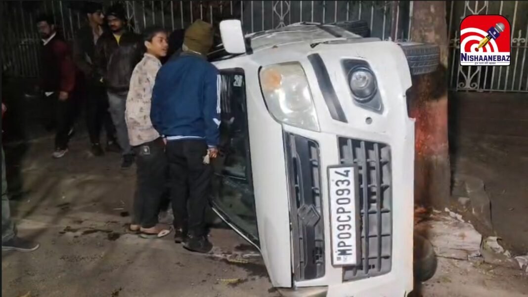 Indore Car Accident MG Road : इंदौर के एमजी रोड पर रफ्तार का कहर: अनियंत्रित होकर पलटी तेज रफ्तार कार, बाल-बाल बचे 4 युवक