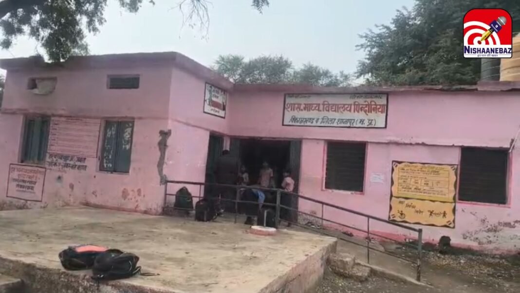Dilapidated Building Risk : शाजापुर: ‘मौत के साये’ में पढ़ाई करने को मजबूर बच्चे, जर्जर स्कूल भवन देख ग्रामीण आक्रोशित