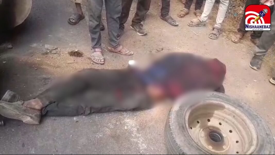 Barwani Road Accident : ठीकरी रोड पर मौत बनकर दौड़ी मिक्सर मशीन; टायर निकलने से पलटा वाहन, मशीन के नीचे दबने से युवक की मौत