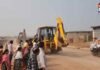 Naya Raipur Encroachment : नया रायपुर में अतिक्रमण हटाने पर भारी हंगामा; बुलडोजर के आगे लेटे ग्रामीण, 16 प्रदर्शनकारी हिरासत में