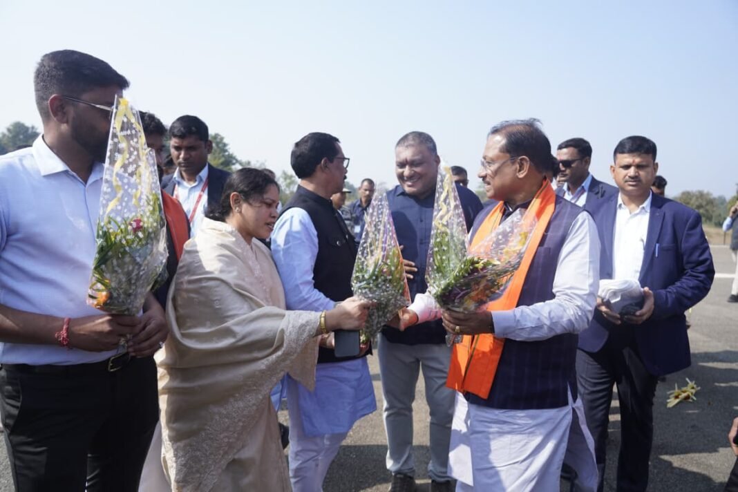 CM Vishnu Deo Sai Dantewada : मुख्यमंत्री विष्णुदेव साय का कारली हेलीपैड पर भव्य स्वागत; डिप्टी सीएम विजय शर्मा और पर्यटन मंत्री भी रहे साथ