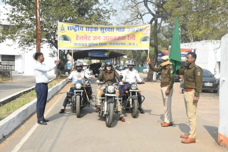 Rajnandgaon Police Helmet Rally : राजनांदगांव पुलिस की ‘हेलमेट रैली’: एसपी अंकिता शर्मा ने खुद संभाली कमान; शहर भर में घूमकर दिया सड़क सुरक्षा का संदेश