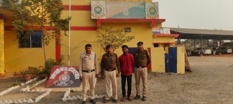 Rajnandgaon Patricide Case : रिश्तों का कत्ल: राजनांदगांव में जमीन और पैसे के लिए बेटे ने पिता को पीट-पीटकर मार डाला; आरोपी बेटा गिरफ्तार