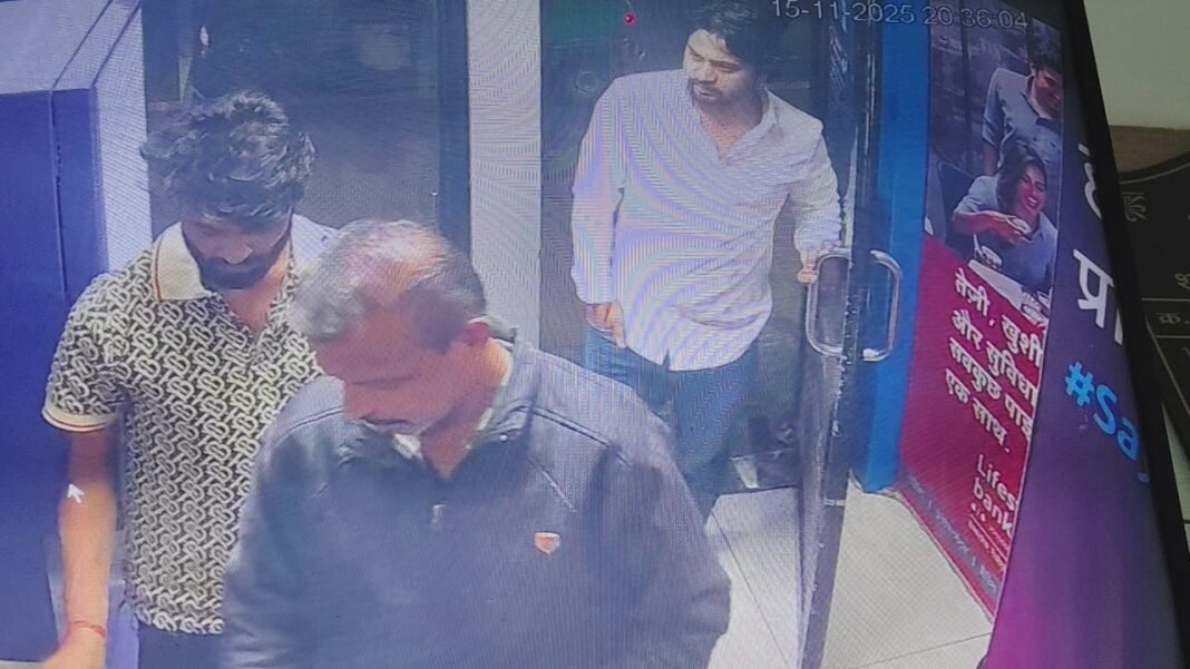 Indore ATM Fraud : इंदौर में एटीएम कार्ड बदलकर पेंशनर से ठगी: मदद के बहाने आए तीन जालसाज; खाते से पार किए 55 हजार रुपये