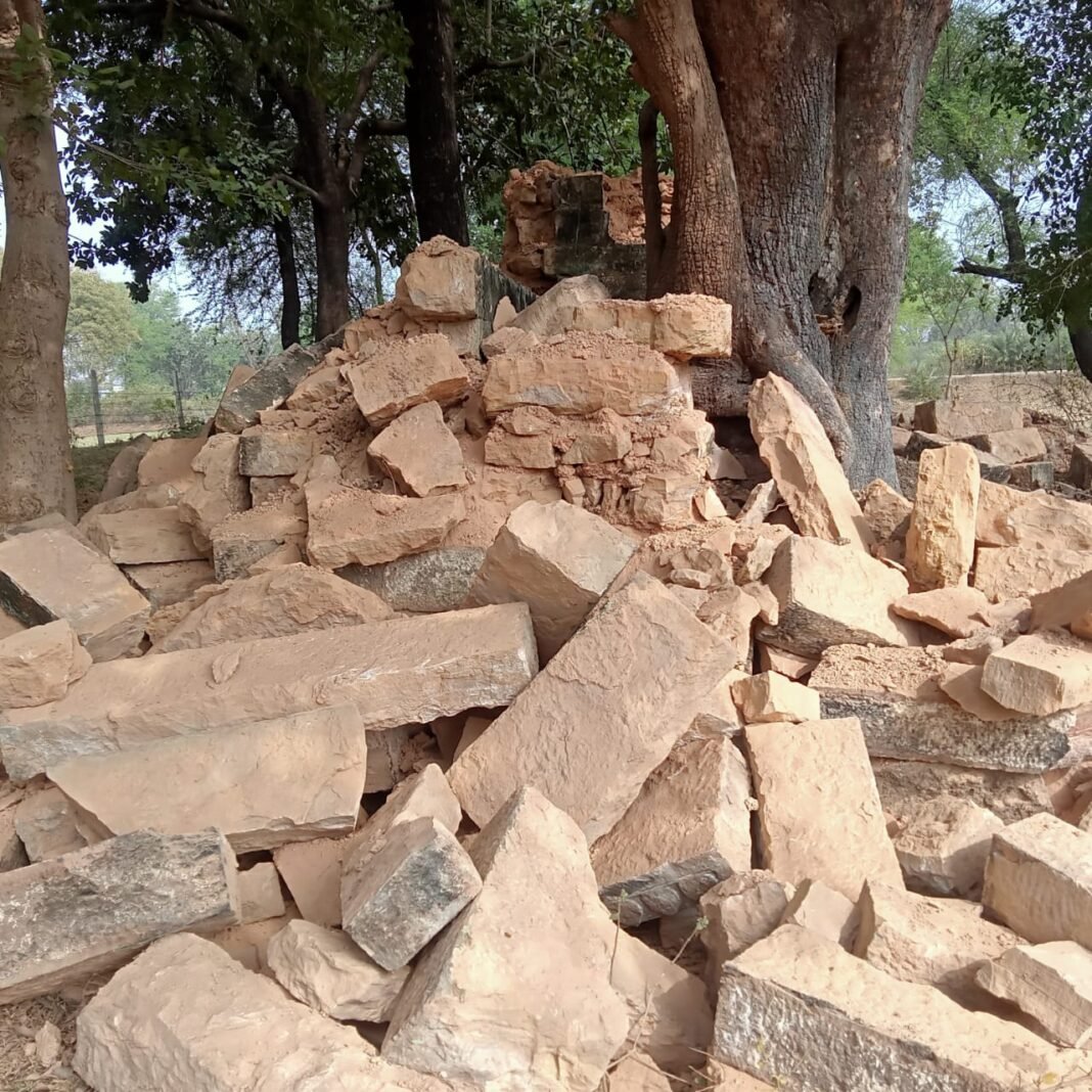 Rewa Communal Harmony News : 500 साल पुरानी मजार में तोड़फोड़, ग्रामीणों की सूझबूझ से टला तनाव; आपसी भाईचारा बिगाड़ने की साजिश नाकाम