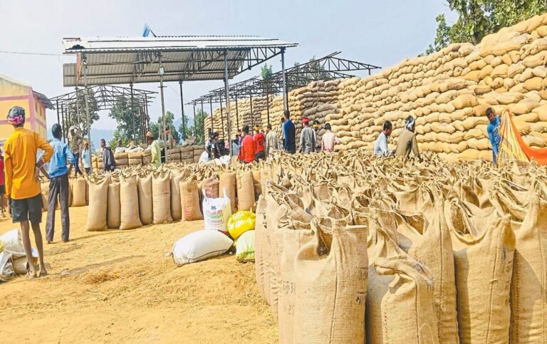 Surajpur Paddy Scam 2026 : धान के कटोरे में ‘भ्रष्टाचार का छेद’: छिंदिया समिति के गबन पर किसानों का फूटा गुस्सा, आंदोलन की दी चेतावनी
