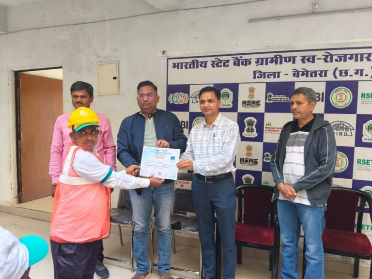 Bemetara Project Unnati : प्रोजेक्ट ‘उन्नति’ से मिली आत्मनिर्भरता की चाबी: बेमेतरा के श्रमिकों ने सीखे बैंकिंग और बिजनेस के गुर