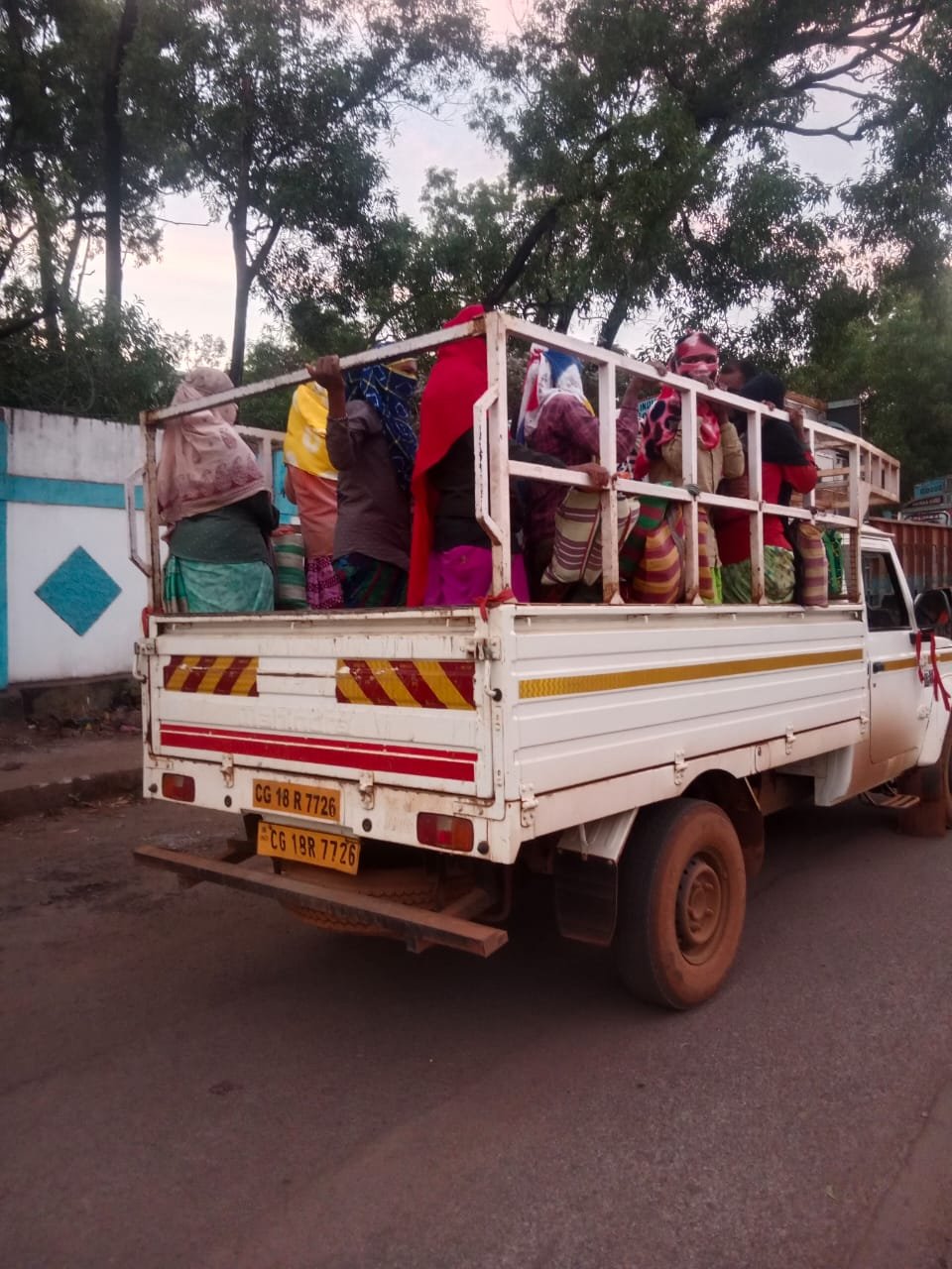 Road Safety Week 2026 : सड़क सुरक्षा सप्ताह में हड़कंप : परमिट शर्तों का उल्लंघन करने वाले मालवाहक वाहनों पर बचेली पुलिस की गाज