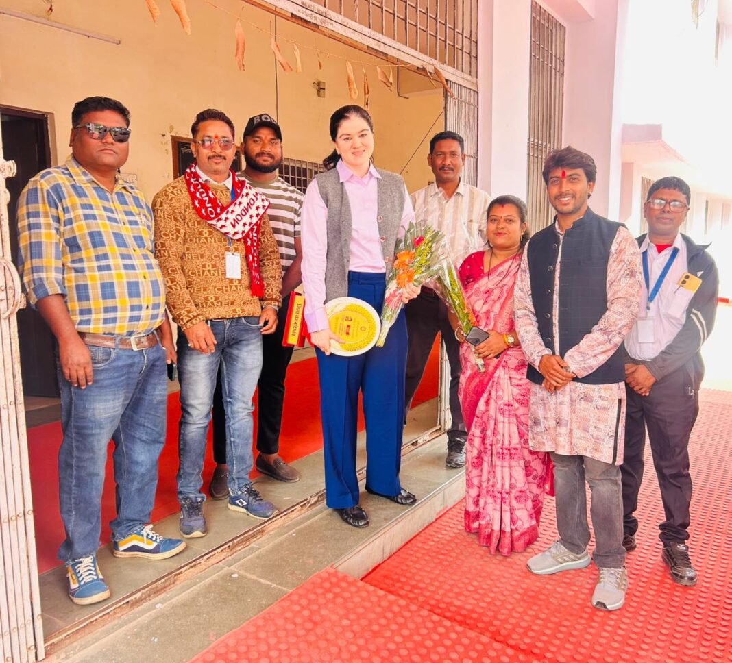 SP Ankita Sharma Rajnandgaon : राजनांदगांव एसपी अंकिता शर्मा से मिली भारतीय जनता मजदूर ट्रेड यूनियन की टीम, पुष्पगुच्छ से किया स्वागत