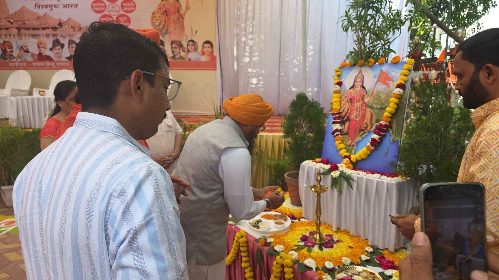 RSS Hindu Sammelan : हिंदुत्व की हुंकार: आरएसएस के सम्मेलन में बोले स्वामी चिंतनप्रियदास— “कलयुग में संगठन ही सबसे बड़ी शक्ति”