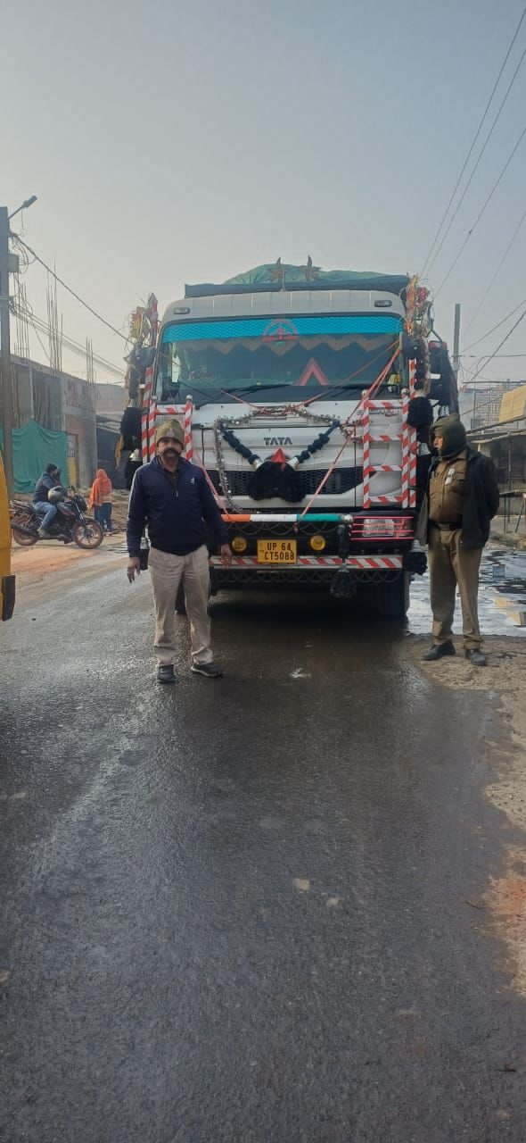 Singrauli Mining Raid : सिंगरौली में खनिज माफिया पर शिकंजा: गनियारी में रेत से भरा ओवरलोड डंपर जब्त, प्रशासन सख्त