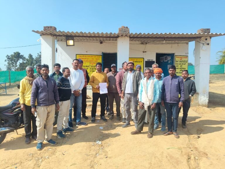 Paddy Procurement Problems Balrampur : रामनगर धान खरीदी केंद्र में किसानों का हंगामा: टोकन न कटने पर प्रदेश कांग्रेस सचिव ने दी आंदोलन की चेतावनी
