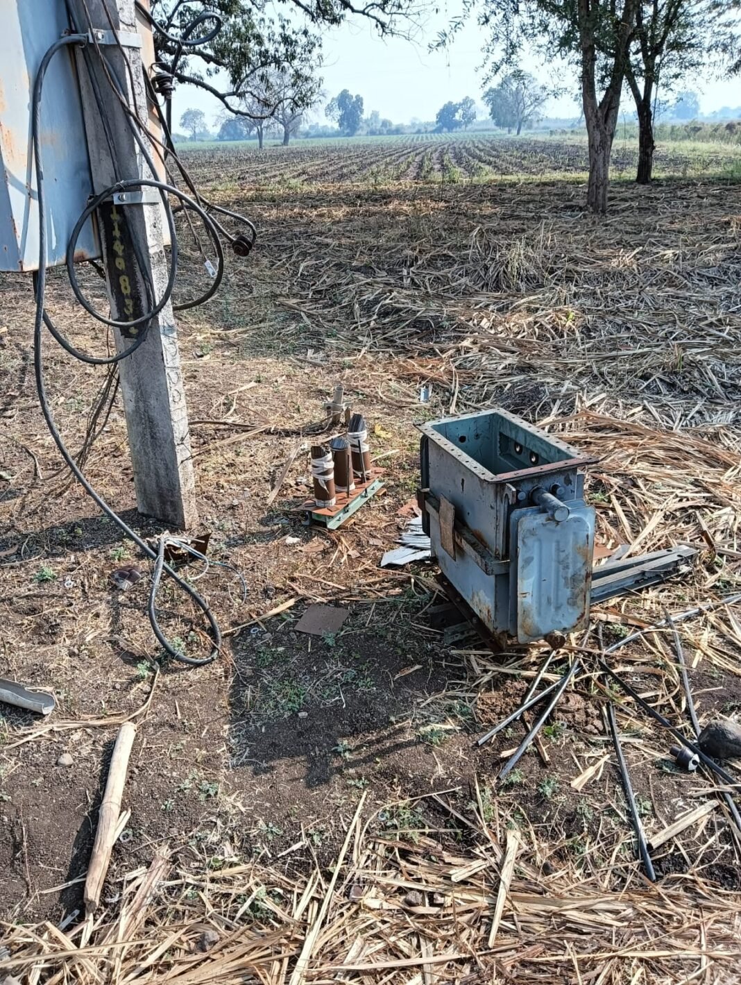 Burhanpur Transformer Theft : बुरहानपुर में ‘डीपी चोर’ गिरोह का आतंक: 40 ट्रांसफार्मर से तांबा और तेल पार, अंधेरे में डूबे आधे दर्जन गांव