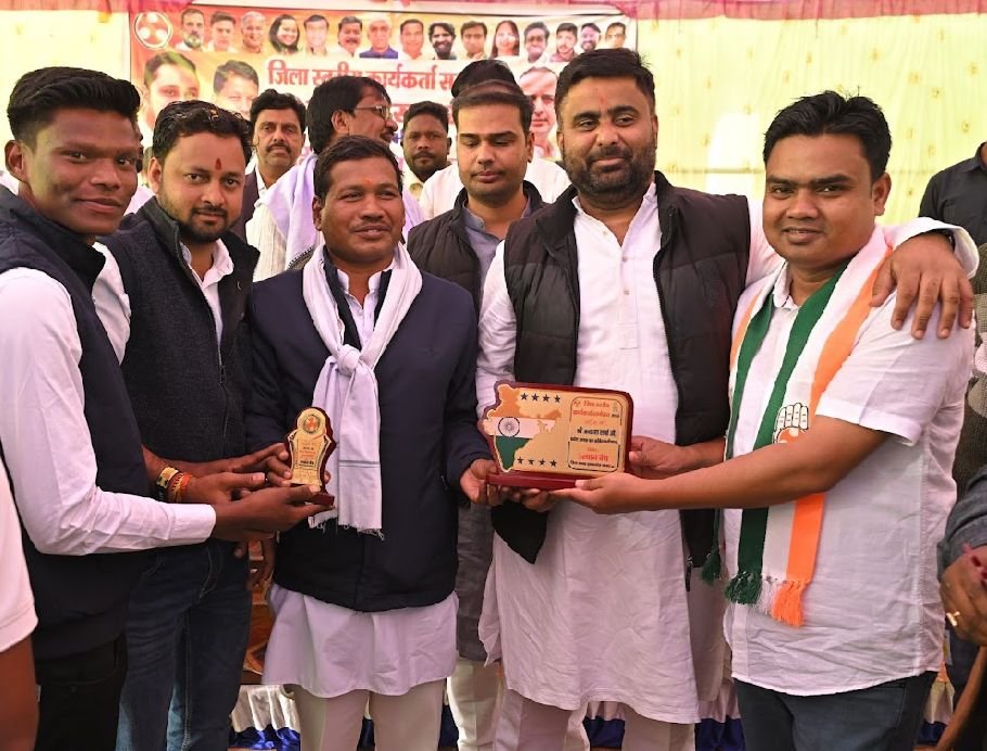 Raigarh Youth Congress Sammelan : युवा ही बदलेंगे सत्ता की तस्वीर: छाल में दिग्गज कांग्रेसी नेताओं की मौजूदगी में युवा प्रतिनिधियों का हुआ सम्मान