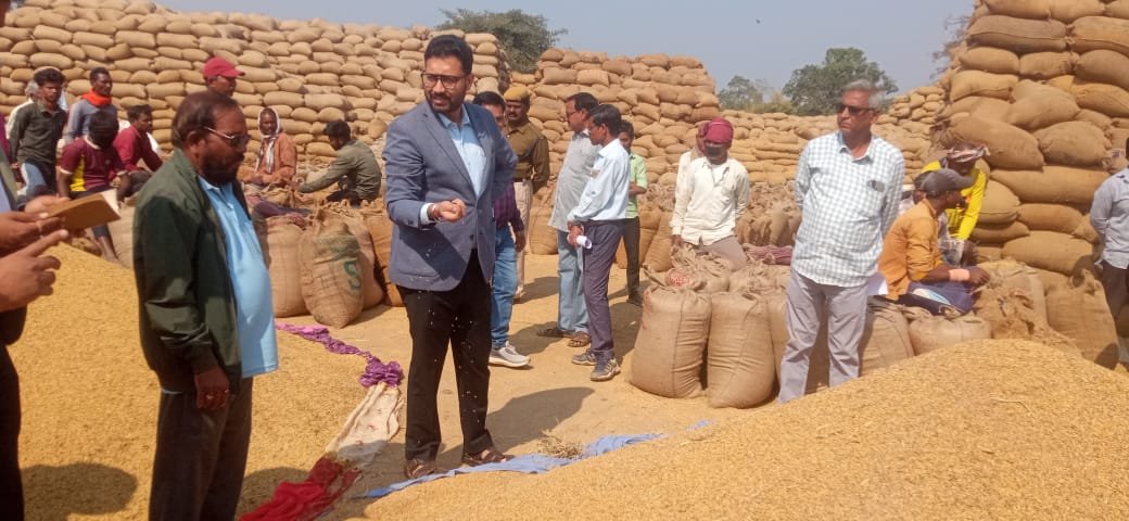 Mahasamund Paddy Procurement Fraud : महासमुंद ब्रेकिंग : पुराने रबी धान को खपाने की साजिश फेल, घोंच समिति प्रबंधक पर गिरेगी कानूनी गाज