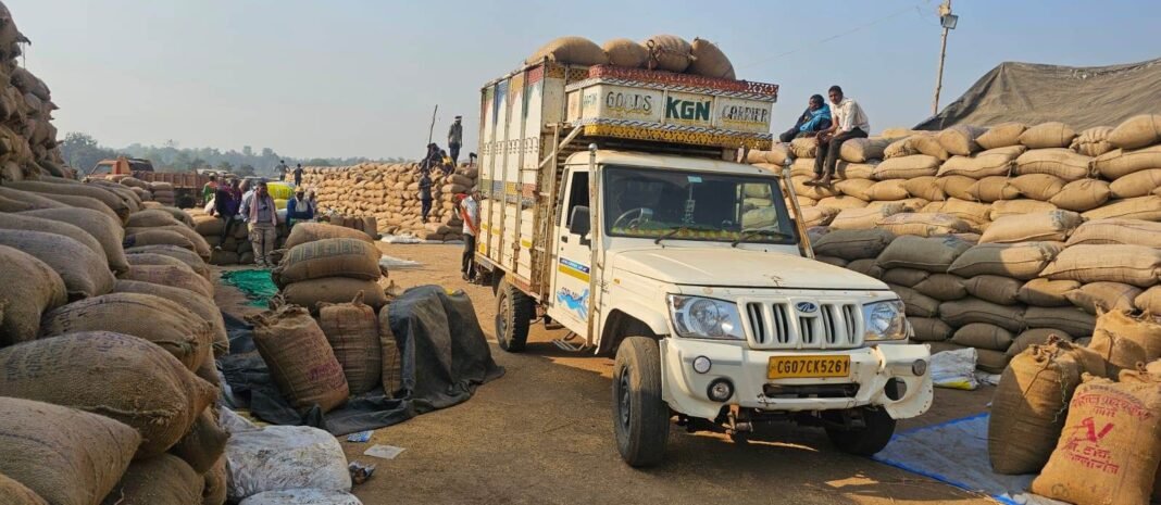 Rajnandgaon Illegal Paddy Seized : राजनांदगांव में अवैध धान के बड़े नेटवर्क का भंडाफोड़: 1.46 करोड़ का माल जब्त, डोंगरगढ़ और महाराष्ट्र के बड़े बिचौलियों पर FIR