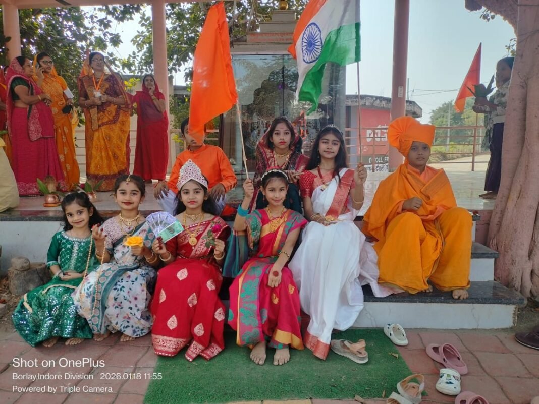 Barwani Hindu Chetna Sammelan : बोरलाय में हिंदू स्वाभिमान का समागम, भारत माता की आरती के साथ राष्ट्रभक्ति का जोश हुआ दोगुना