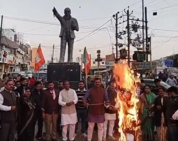 BJP Mahila Morcha Singrauli : फूल सिंह बरैया के खिलाफ भाजपा का हल्लाबोल, महिला मोर्चा ने फूंका पुतला, इस्तीफे की मांग