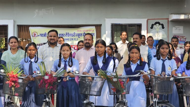 Saraswati Cycle Yojana : “शिक्षा ही समाज के विकास का आधार”: साइकिल वितरण के दौरान बोले शाला समिति अध्यक्ष बलिराम नायक