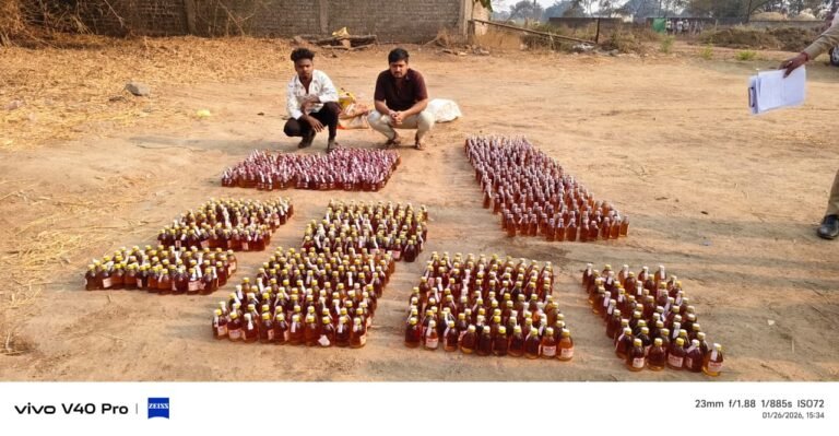 Illegal Liquor Seizure : अवैध शराब के ‘डंप यार्ड’ पर सायबर यूनिट का छापा, सवा लाख से अधिक का माल बरामद