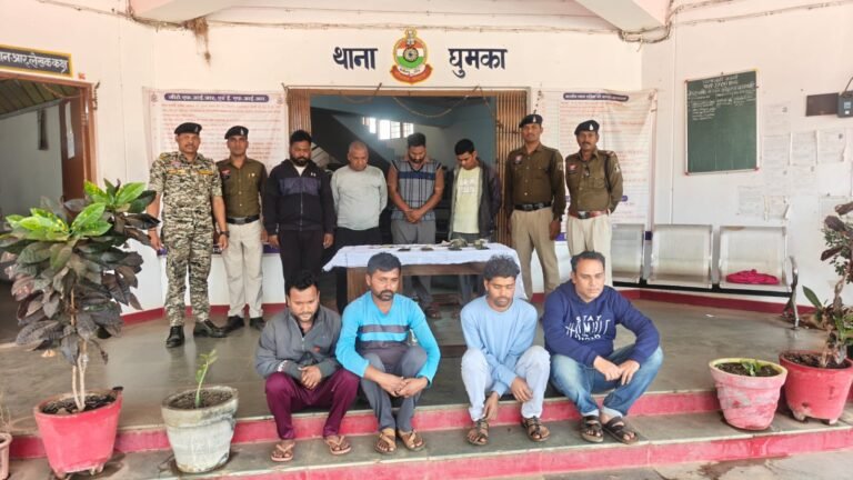 Rajnandgaon Police Raid : गणतंत्र दिवस पर जुए के फड़ में मची खलबली, पुलिस ने मोबाइल सहित 2.25 लाख का माल किया जब्त
