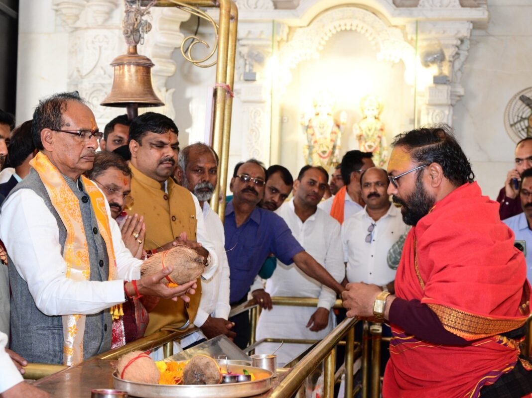 Maa Bamleshwari Temple Dongargarh : डोंगरगढ़ प्रवास के दौरान भक्ति भाव: शिवराज सिंह चौहान ने की माँ बम्लेश्वरी की आरती, ट्रस्ट समिति ने किया स्वागत
