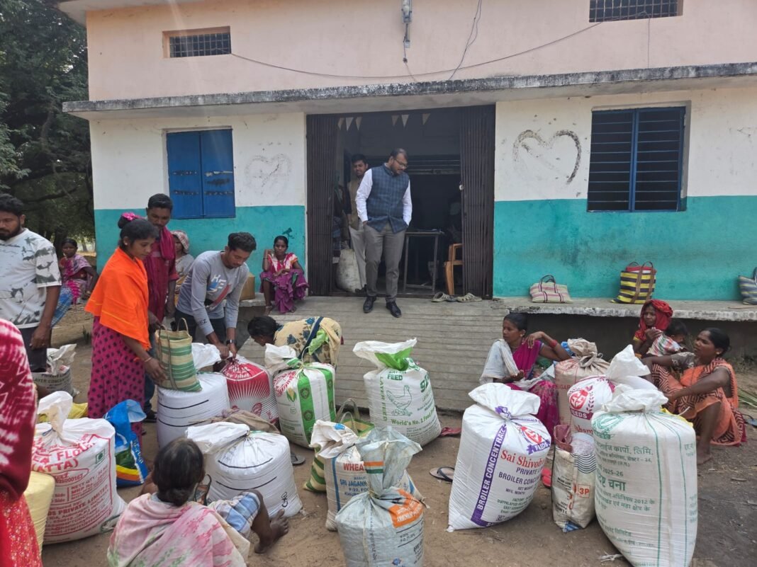 Sukma Administration News : नक्सल प्रभावित क्षेत्रों में सुशासन की दस्तक; सुकमा कलेक्टर और एसपी ने सुदूर गांवों का दौरा कर जानी हकीकत