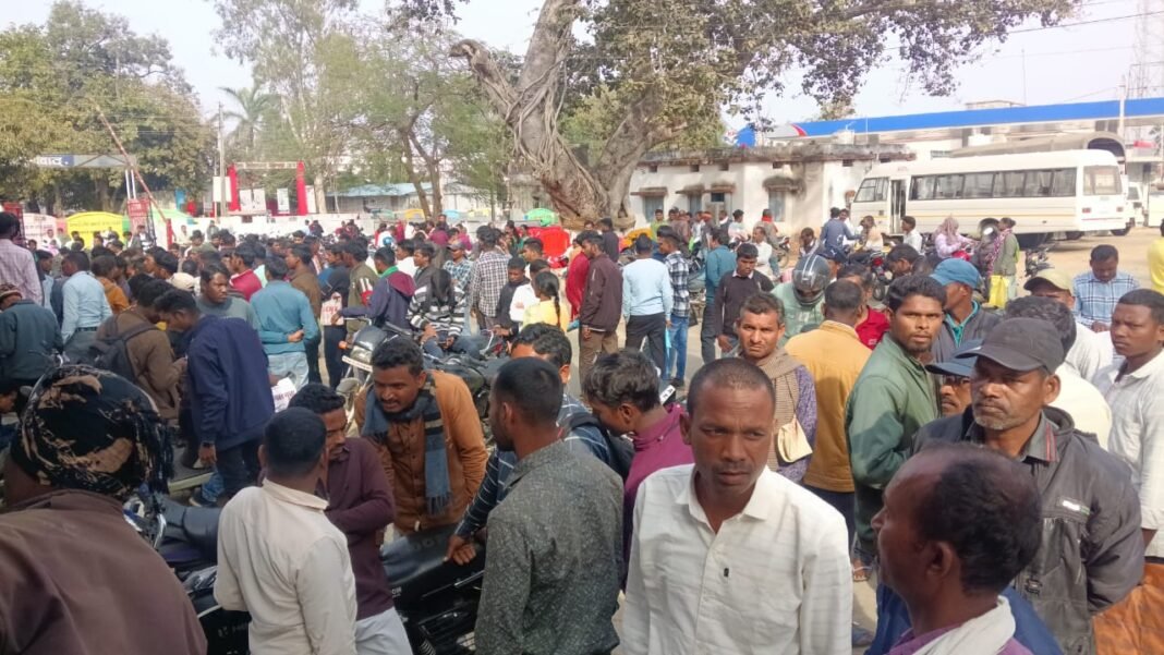 Baikunthpur RTO News : लर्निंग लाइसेंस शिविर में आरटीओ अमले की बड़ी लापरवाही; बिना सूचना नदारद रहे अधिकारी, आवेदकों का हुआ बुरा हाल