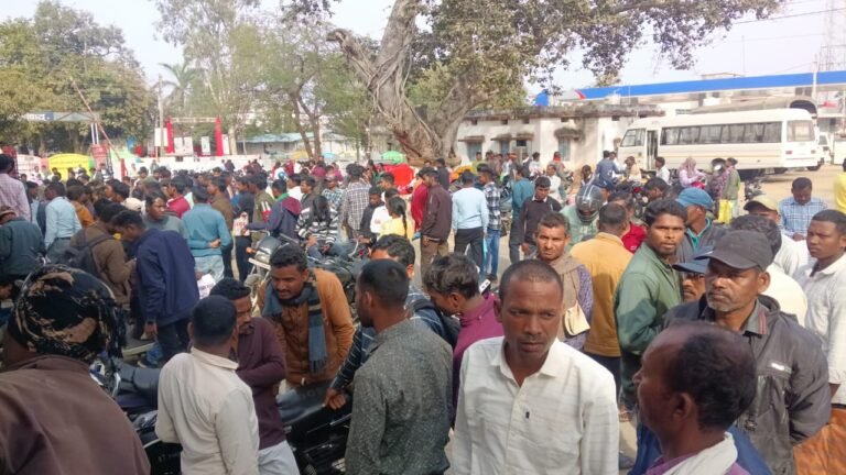 Baikunthpur RTO News : लर्निंग लाइसेंस शिविर में आरटीओ अमले की बड़ी लापरवाही; बिना सूचना नदारद रहे अधिकारी, आवेदकों का हुआ बुरा हाल