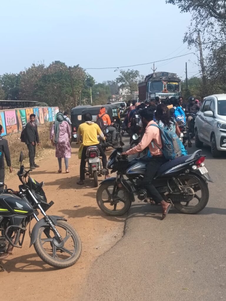 Chhal Road Traffic : पुलिस की नाक के नीचे उड़ रही नो-एंट्री की धज्जियाँ: स्कूल टाइम में ट्रकों का आतंक, प्रशासन बना मूकदर्शक