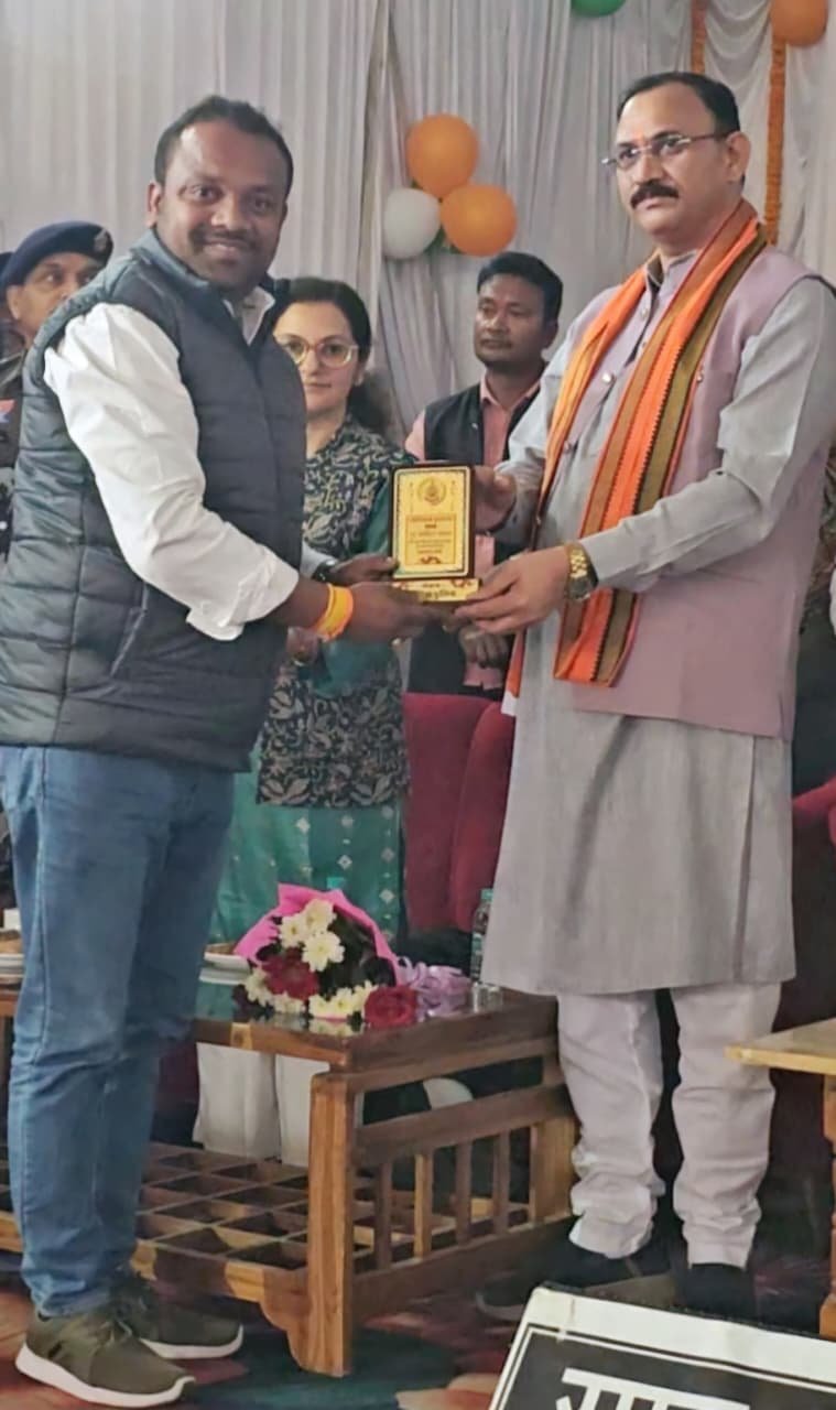 Road Safety Week Chhattisgarh : भाजयुमो नेता अंचल राजवाड़े “गुड सेमेरिटन सम्मान” से सम्मानित; स्वास्थ्य मंत्री ने मानवता की सेवा के लिए सराहा