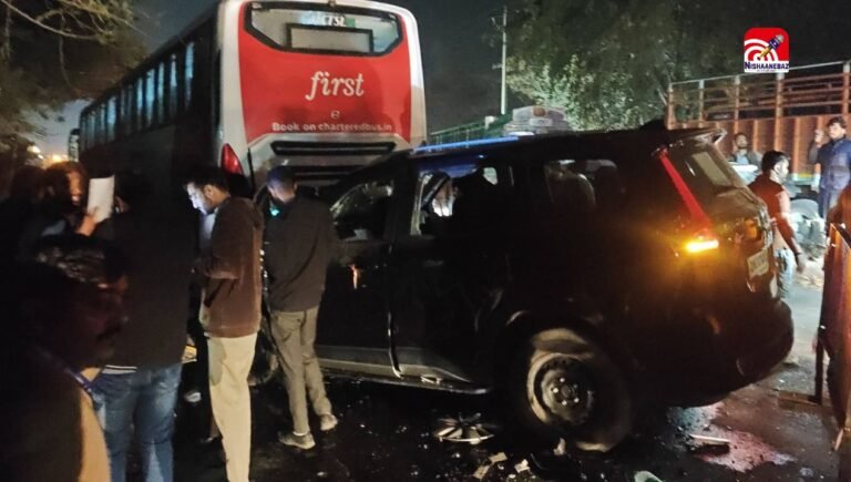 बैरागढ़ में भीषण सड़क हादसा, चार्टर्ड बस से टकराई तेज रफ्तार कार