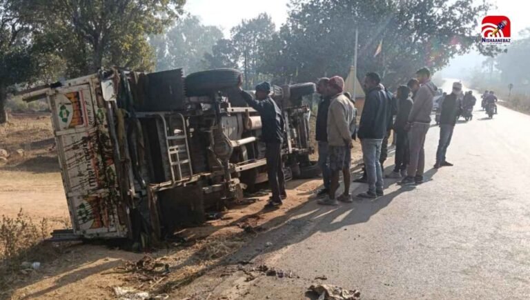 C.G Crime : अंबिकापुर में गो-तस्करी की पिकअप पलटी, दो गायों की मौत, चालक फरार, तस्कर फरार