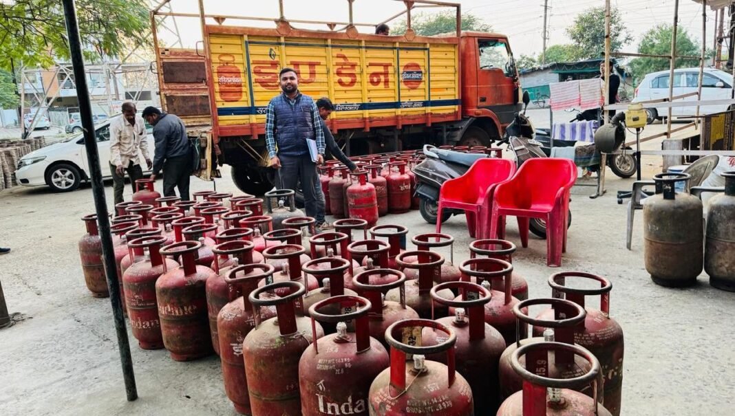 भोपाल : खाद्य विभाग की बड़ी कार्रवाई, अयोध्या बायपास पर सैनी इंडेक्स गैस एजेंसी के खिलाफ छापा, कम वजन के सिलेंडर जब्त